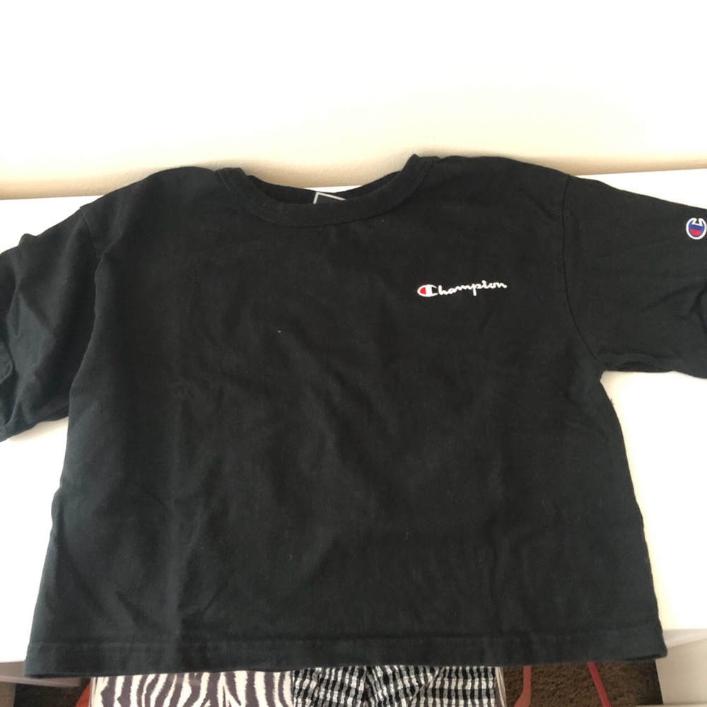 Black champion shirt cropped